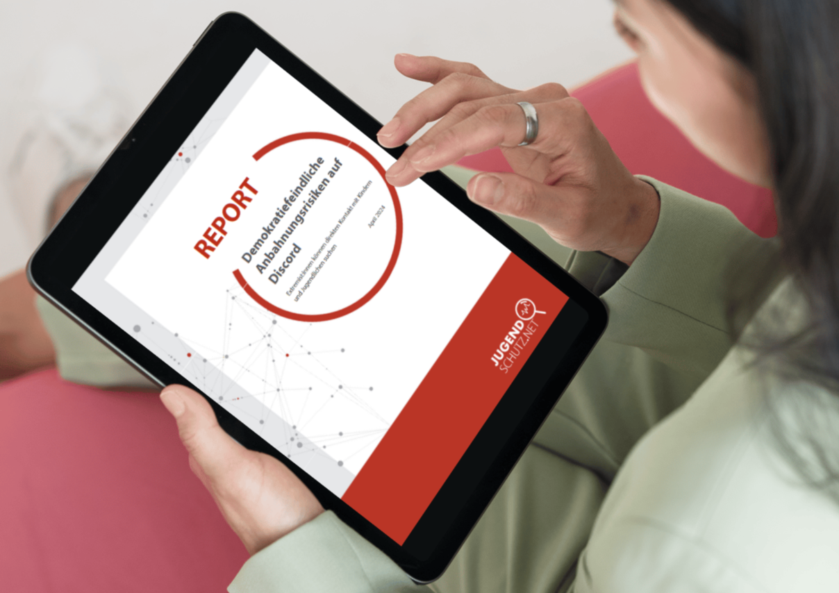 Eine Person, die ein Tablet in den Händen hält und sich dort einen Bericht anschaut.